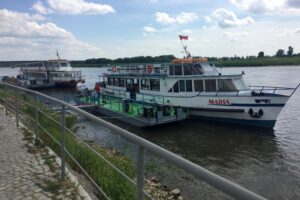 Wisła w Sandomierzu. Statek, którym zostanie zorganizowany rejs / Grażyna Szlęzak-Wójcik / Radio Kielce