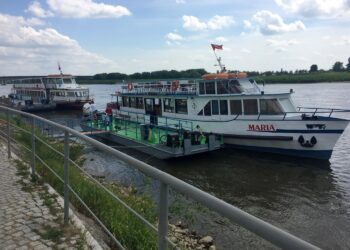 Wisła w Sandomierzu. Statek, którym zostanie zorganizowany rejs / Grażyna Szlęzak-Wójcik / Radio Kielce