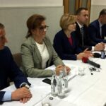 Połaniec. Konferencja prasowa ws. poprawy powietrza. Na zdjęciu od lewej: Ryszard Gliwiński - prezes Wojewódzkiego Funduszu Ochrony Środowiska w Kielcach, wojewoda Agata Wojtyszek, posłanka Anna Krupka, poseł Michał Cieślak i Jacek Nowak - Prezes PGK w Połańcu / Grażyna Szlęzak Wójcik / Radio Kielce