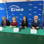 Enea S.A. oraz Enea Elektrownia Połaniec podpisała umowę patronacką z Zespołem Szkół w Połańcu. Od lewej: Marek Ryński, wiceprezes ds. technicznych Enei Elektrowni Połaniec, Lech Żak, prezes Enei Elektrowni Połaniec, Anna Krupka, poseł PiS, Joanna Kamoś, dyrektor Pionu Strategii i Zasobów Ludzkich Enea S.A., Stanisław Rogala, dyrektor Zespołu Szkół w Połańcu, Michał Skotnicki, starosta staszowski / Grażyna Szlęzak-Wójcik / Radio Kielce