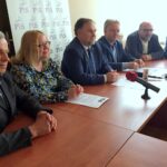 Od lewej: radny Tomasz Frańczak, radna Agnieszka Frańczak-Szczepanek, poseł Marek Kwitek, radny Krzysztof Szatan, radny Robert Pytka i radna Anna Glibowska / Grażyna Szlęzak-Wójcik / Radio Kielce