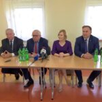 Wiceprezes PIS Adam Lipiński w Połańcu. Od lewej: poseł Maria Zuba, poseł Krzysztof Lipiec, Adam Lipiński, wiceprezes PIS, sekretarz stanu w Kancelarii Prezesa Rady Ministrów, poseł Anna Krupka, poseł Marek Kwitek, Andrzej Pruś,wiceprzewodniczący Sejmiku Województwa Świętokrzyskiego / Grażyna Szlęzak-Wójcik / Radio Kielce