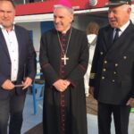 Majówka. Rejs statkiem po Wiśle. Z lewej: poseł Marek Kwitek, biskup Krzysztof Nitkiewicz / Grażyna Szlęzak-Wójcik / Radio Kielce