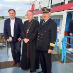 Majówka. Rejs statkiem po Wiśle. Z lewej: poseł Marek Kwitek, biskup Krzysztof Nitkiewicz / Grażyna Szlęzak-Wójcik / Radio Kielce