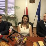 Konferencja prasowa dotycząca nowego inwestora. Od lewej burmistrz Staszowa Leszek Kopeć, inwestor Andżelika Kubera i wiceprezes SSSE Miłosz Pamuła / Urząd Miasta Staszów