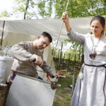 01.05.2018 Nowa Słupia. Małe Dymarki. Wytop szkła / Jarosław Kubalski / Radio Kielce