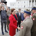 02.05.2018 Kielce. Dzień Flagi. Uroczystości na Rynku. Medale dla uczestników biegu na 100 km wręczają wojewoda Agata Wojtyszek i senator Krzysztof Słoń / Jarosław Kubalski / Radio Kielce