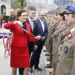 02.05.2018 Kielce. Dzień Flagi. Uroczystości na Rynku. Medale dla uczestników biegu na 100 km wręczają wojewoda Agata Wojtyszek i senator Krzysztof Słoń / Jarosław Kubalski / Radio Kielce