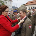 02.05.2018 Kielce. Dzień Flagi. Uroczystości na Rynku. Medale dla uczestników biegu na 100 km wręczają wojewoda Agata Wojtyszek i senator Krzysztof Słoń / Jarosław Kubalski / Radio Kielce
