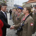 02.05.2018 Kielce. Dzień Flagi. Uroczystości na Rynku. Medale dla uczestników biegu na 100 km wręczają wojewoda Agata Wojtyszek i senator Krzysztof Słoń / Jarosław Kubalski / Radio Kielce