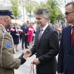 02.05.2018 Kielce. Dzień Flagi. Uroczystości na Rynku. Podpułkownik Paweł Chabielski wręcza medale i pamiatkowe koszulki biegu na 100 km dla senatora Krzysztofa Słonia, sekretarza miasta Janusza Kozy, wojewody Agaty Wojtyszek i wiceprezydenta miasta Andrzeja Syguta / Jarosław Kubalski / Radio Kielce