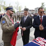 02.05.2018 Kielce. Dzień Flagi. Uroczystości na Rynku. Podpułkownik Paweł Chabielski wręcza medale i pamiatkowe koszulki biegu na 100 km dla senatora Krzysztofa Słonia, sekretarza miasta Janusza Kozy, wojewody Agaty Wojtyszek i wiceprezydenta miasta Andrzeja Syguta / Jarosław Kubalski / Radio Kielce