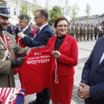 02.05.2018 Kielce. Dzień Flagi. Uroczystości na Rynku. Podpułkownik Paweł Chabielski wręcza medale i pamiatkowe koszulki biegu na 100 km dla senatora Krzysztofa Słonia, sekretarza miasta Janusza Kozy, wojewody Agaty Wojtyszek i wiceprezydenta miasta Andrzeja Syguta / Jarosław Kubalski / Radio Kielce
