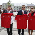 02.05.2018 Kielce. Dzień Flagi. Uroczystości na Rynku. Podpułkownik Paweł Chabielski wręcza medale i pamiatkowe koszulki biegu na 100 km dla senatora Krzysztofa Słonia, sekretarza miasta Janusza Kozy, wojewody Agaty Wojtyszek i wiceprezydenta miasta Andrzeja Syguta / Jarosław Kubalski / Radio Kielce