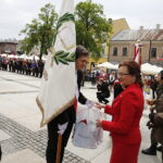 02.05.2018 Kielce. Dzień Flagi. Uroczystości na Rynku. Nagrody dla pocztów sztandarowych / Jarosław Kubalski / Radio Kielce