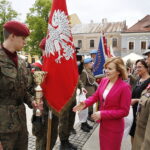 02.05.2018 Kielce. Dzień Flagi. Uroczystości na Rynku. Nagrody dla pocztów sztandarowych / Jarosław Kubalski / Radio Kielce