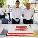 02.05.2018 Starachowice. Dzień Flagi. Organizatorzy rozdawali Tort dla Niepodległej / Jarosław Kubalski / Radio Kielce