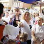 02.05.2018 Starachowice. Dzień Flagi. Organizatorzy rozdawali Tort dla Niepodległej / Jarosław Kubalski / Radio Kielce