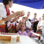 02.05.2018 Starachowice. Dzień Flagi. Organizatorzy rozdawali Tort dla Niepodległej / Jarosław Kubalski / Radio Kielce