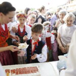 02.05.2018 Starachowice. Dzień Flagi. Organizatorzy rozdawali Tort dla Niepodległej / Jarosław Kubalski / Radio Kielce