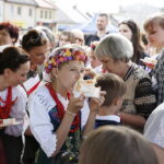 02.05.2018 Starachowice. Dzień Flagi. Organizatorzy rozdawali Tort dla Niepodległej / Jarosław Kubalski / Radio Kielce