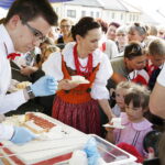 02.05.2018 Starachowice. Dzień Flagi. Organizatorzy rozdawali Tort dla Niepodległej / Jarosław Kubalski / Radio Kielce