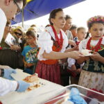 02.05.2018 Starachowice. Dzień Flagi. Organizatorzy rozdawali Tort dla Niepodległej / Jarosław Kubalski / Radio Kielce