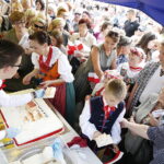 02.05.2018 Starachowice. Dzień Flagi. Organizatorzy rozdawali Tort dla Niepodległej / Jarosław Kubalski / Radio Kielce