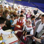 02.05.2018 Starachowice. Dzień Flagi. Organizatorzy rozdawali Tort dla Niepodległej / Jarosław Kubalski / Radio Kielce