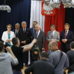 05.05.2018 Stadnicka Wola. Poseł Maria Zuba, poseł Bogdan Latosiński, Marszałek Senatu Stanisław Karczewski, lider PiS powiatu koneckiego Grzegorz Piec, poseł Krzysztof Lipiec, wicestarosta konecki Andrzej Lenart i wiceprzewodniczący Sejmiku Województwa Świętokrzyskiego Andrzej Pruś podczas konferencji prasowej / Jarosław Kubalski / Radio Kielce