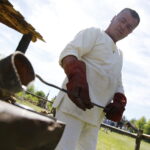 06.05.2018 Tokarnia. Park etnograficzny. Wytopki ołowiu / Jarosław Kubalski / Radio Kielce