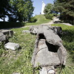 11.05.2018 Wilno. Litwa. Wzgórze Trzech Krzyży. Fragmenty Trzech Krzyży z 1916 wysadzone przez Sowietów w 1950 / Jarosław Kubalski / Radio Kielce