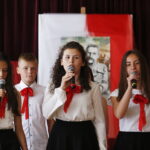 28.05.2018 Piekoszów. Sesja rady gminy. Nadanie patronów szkołom w gminie. Występ szkoły podstawowej z Micigozdu / Jarosław Kubalski / Radio Kielce