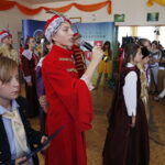 28.05.2018 Piekoszów. Sesja rady gminy. Nadanie patronów szkołom w gminie. Występ szkoły podstawowej z Górek Szczukowskich / Jarosław Kubalski / Radio Kielce