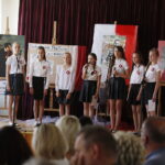 28.05.2018 Piekoszów. Sesja rady gminy. Nadanie patronów szkołom w gminie. Występ szkoły podstawowej z Zajączkowa / Jarosław Kubalski / Radio Kielce