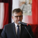 28.05.2018 Piekoszów. Sesja rady gminy. Nadanie patronów szkołom w gminie. Wicekurator oświaty Tomasz Pleban / Jarosław Kubalski / Radio Kielce