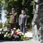 Centralne obchody Dnia Weterana w Kielcach. Złożenie kwiatów pod pomnikiem AK. minister obrony narodowej Mariusz Błaszczak / Jarosław Kubalski / Radio Kielce