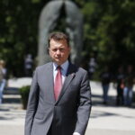 Centralne obchody Dnia Weterana w Kielcach. Złożenie kwiatów pod pomnikiem AK. minister obrony narodowej Mariusz Błaszczak / Jarosław Kubalski / Radio Kielce