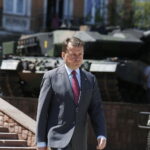 Centralne obchody Dnia Weterana w Kielcach. Uroczystości na placu Wolności. Minister obrony narodowej Mariusz Błaszczak / Jarosław Kubalski / Radio Kielce