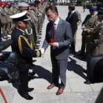 Centralne obchody Dnia Weterana w Kielcach. Uroczystości na placu Wolności. Minister obrony narodowej Mariusz Błaszczak wręcza wyróżnienia weteranom / Jarosław Kubalski / Radio Kielce