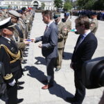 Centralne obchody Dnia Weterana w Kielcach. Uroczystości na placu Wolności. Minister obrony narodowej Mariusz Błaszczak wręcza wyróżnienia weteranom / Jarosław Kubalski / Radio Kielce