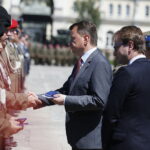 Centralne obchody Dnia Weterana w Kielcach. Uroczystości na placu Wolności. Minister obrony narodowej Mariusz Błaszczak wręcza wyróżnienia weteranom / Jarosław Kubalski / Radio Kielce