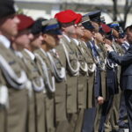 Centralne obchody Dnia Weterana w Kielcach. Uroczystości na placu Wolności. Minister obrony narodowej Mariusz Błaszczak wręcza wyróżnienia weteranom / Jarosław Kubalski / Radio Kielce