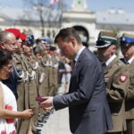 Centralne obchody Dnia Weterana w Kielcach. Uroczystości na placu Wolności. Minister obrony narodowej Mariusz Błaszczak wręcza wyróżnienia weteranom / Jarosław Kubalski / Radio Kielce