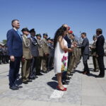 Centralne obchody Dnia Weterana w Kielcach. Uroczystości na placu Wolności. Minister obrony narodowej Mariusz Błaszczak wręcza wyróżnienia weteranom / Jarosław Kubalski / Radio Kielce