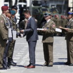 Centralne obchody Dnia Weterana w Kielcach. Uroczystości na placu Wolności. Minister obrony narodowej Mariusz Błaszczak wręcza wyróżnienia weteranom / Jarosław Kubalski / Radio Kielce