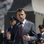 Centralne obchody Dnia Weterana w Kielcach. Uroczystości na placu Wolności. Minister obrony narodowej Mariusz Błaszczak / Jarosław Kubalski / Radio Kielce