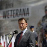 Centralne obchody Dnia Weterana w Kielcach. Uroczystości na placu Wolności. Minister obrony narodowej Mariusz Błaszczak / Jarosław Kubalski / Radio Kielce