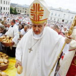 31.05.2018 Kielce. Procesja Bożego Ciała. Biskup Jan Piotrowski / Jarosław Kubalski / Radio Kielce