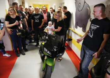 31.05.2018 Kielce. Motocykliści z grupy "Motocyklowi Terroryści Świętokrzyskie" odwiedzili pacjentów w szpitalu dziecięcym z okazji Dnia Dziecka / Jarosław Kubalski / Radio Kielce